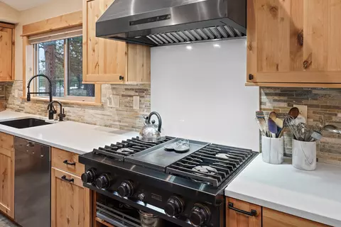 Kitchen - 60030 Ridgeview Pl, Bend, OR 97702 photo 4 of 7