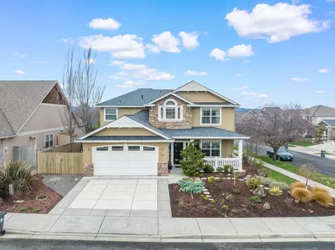 1208 Quail Hollow Dr, Medford, OR 97504