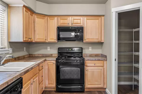 Kitchen - 630 SE Glencoe Pl, Bend, OR 97702 photo 3 of 3
