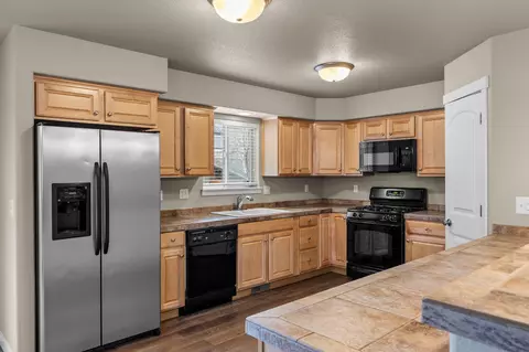 Kitchen - 630 SE Glencoe Pl, Bend, OR 97702 photo 2 of 3