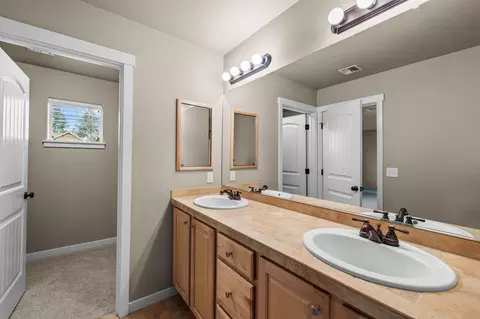Bath - 630 SE Glencoe Pl, Bend, OR 97702 photo 2 of 4