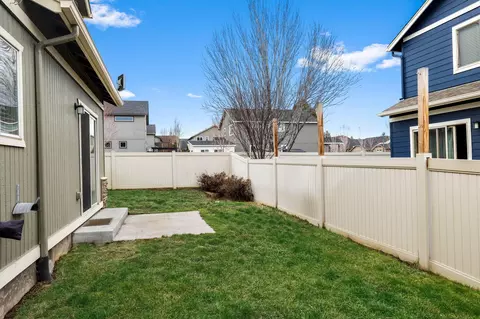 Exterior - 630 SE Glencoe Pl, Bend, OR 97702 photo 5 of 7