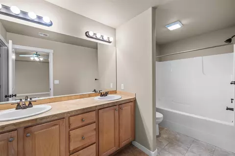 Bath - 630 SE Glencoe Pl, Bend, OR 97702 photo 3 of 4