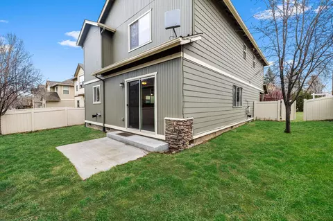 Exterior - 630 SE Glencoe Pl, Bend, OR 97702 photo 4 of 7