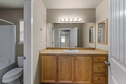Bath - 630 SE Glencoe Pl, Bend, OR 97702 photo 4 of 4