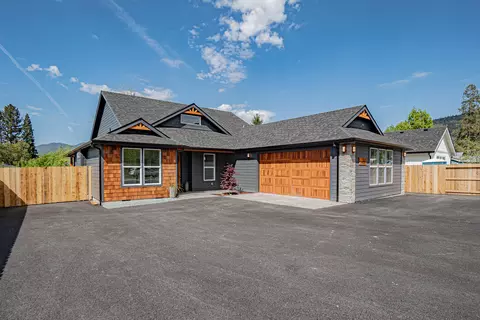 1915 Cloverlawn Dr, Grants Pass, OR 97527