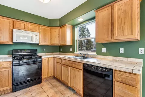 Kitchen - 20198 Lora Ln, Bend, OR 97702 photo 3 of 4