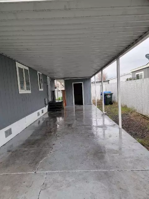 633 E Archwood Dr UNIT 130, Eagle Point, OR 97524 photo 2
