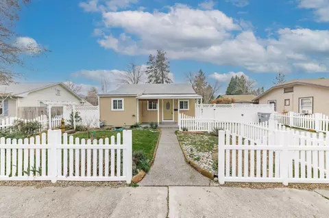 372 SW K St, Grants Pass, OR 97526