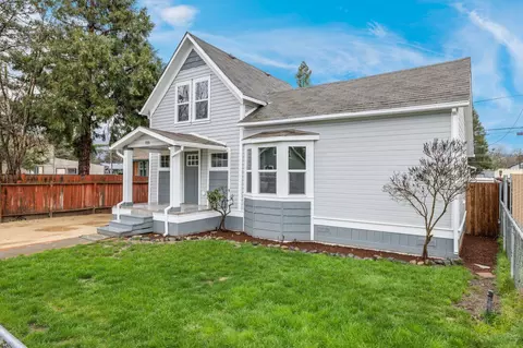725 SW Burgess St, Grants Pass, OR 97526
