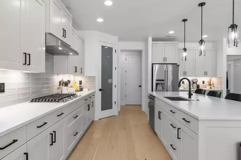 Kitchen - 2028 NW Lobinie Ct, Bend, OR 97703 photo 2 of 6