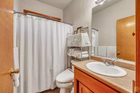 Bath - 734 S Haskell St, Central Point, OR 97502 photo 3 of 3
