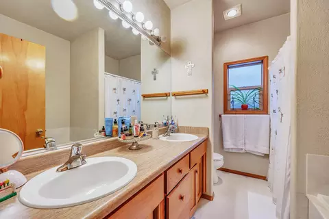 Bath - 734 S Haskell St, Central Point, OR 97502 photo 1 of 3