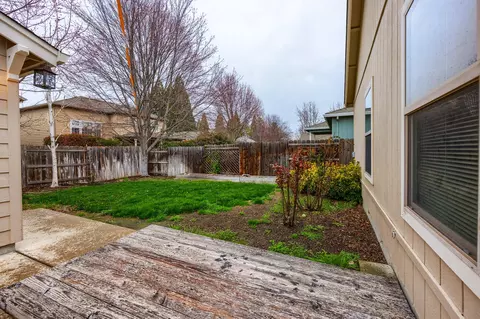 Exterior - 734 S Haskell St, Central Point, OR 97502 photo 5 of 10
