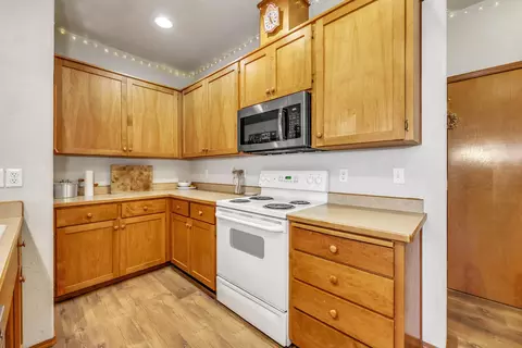 Kitchen - 734 S Haskell St, Central Point, OR 97502 photo 2 of 5