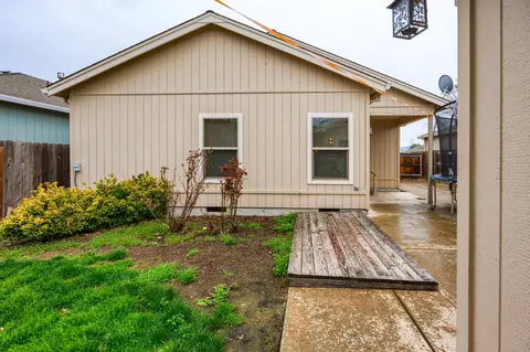 Exterior - 734 S Haskell St, Central Point, OR 97502 photo 6 of 10