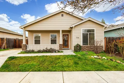 Exterior - 734 S Haskell St, Central Point, OR 97502 photo 2 of 10