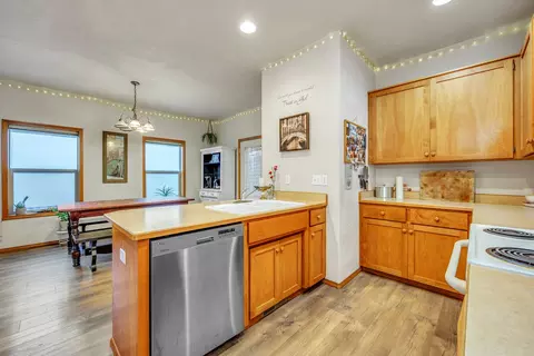 Kitchen - 734 S Haskell St, Central Point, OR 97502 photo 4 of 5