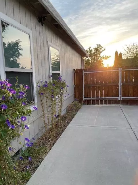 Exterior - 734 S Haskell St, Central Point, OR 97502 photo 9 of 10