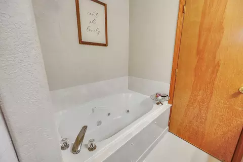 Bath - 734 S Haskell St, Central Point, OR 97502 photo 2 of 3