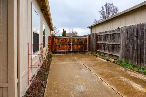 Exterior - 734 S Haskell St, Central Point, OR 97502 photo 3 of 10