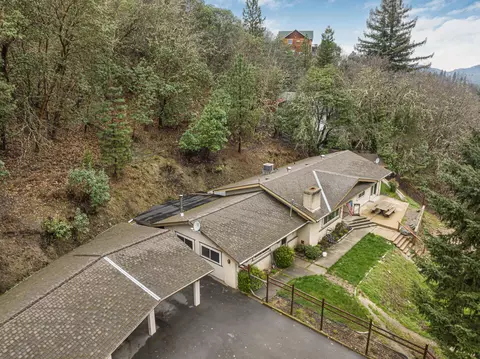 372 Sky Crest Dr, Grants Pass, OR 97527