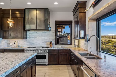 Kitchen - 19397 Alianna Loop, Bend, OR 97702 photo 7 of 9