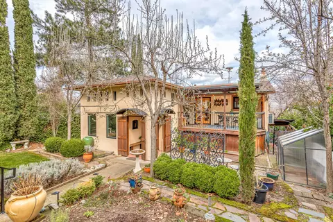 499 Iowa St, Ashland, OR 97520