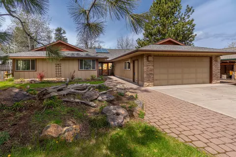 13752 SW Meadow View Dr, Camp Sherman, OR 97730