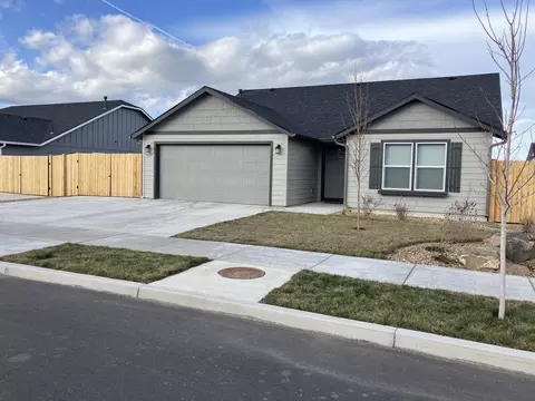 3825 SW Pumice Stone Ave, Redmond, OR 97756