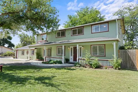 4305 Grant Rd, Central Point, OR 97502