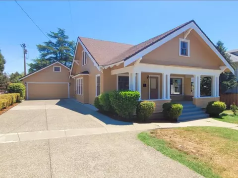 817 NW 5th St, Grants Pass, OR 97526