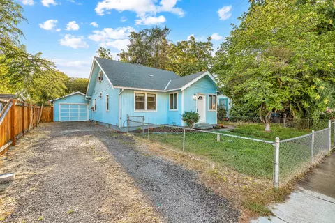 135 Tripp St, Medford, OR 97504