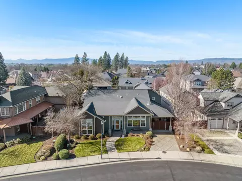 15 Falling Leaf Ln, Eagle Point, OR 97524