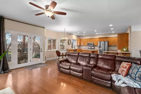 Living - 531 Ridgeway Ave, Central Point, OR 97502 photo 4 of 6