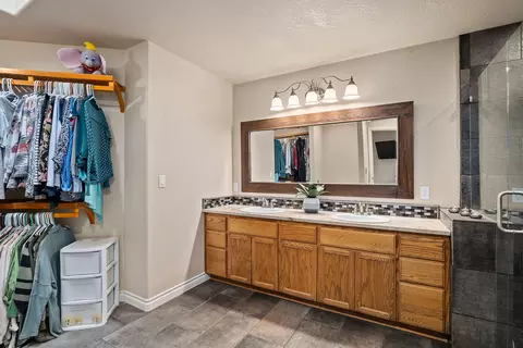 Bath - 531 Ridgeway Ave, Central Point, OR 97502 photo 3 of 5