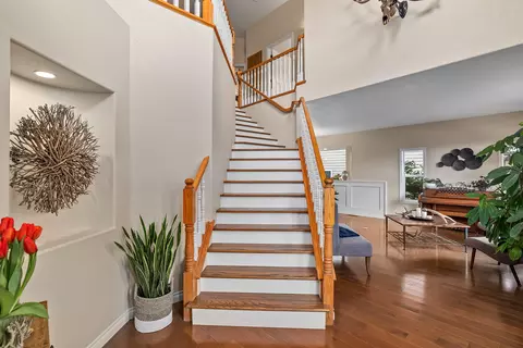 Entry Way - 531 Ridgeway Ave, Central Point, OR 97502 photo 1 of 2