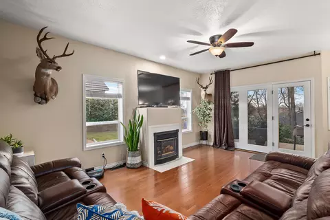 Living - 531 Ridgeway Ave, Central Point, OR 97502 photo 5 of 6