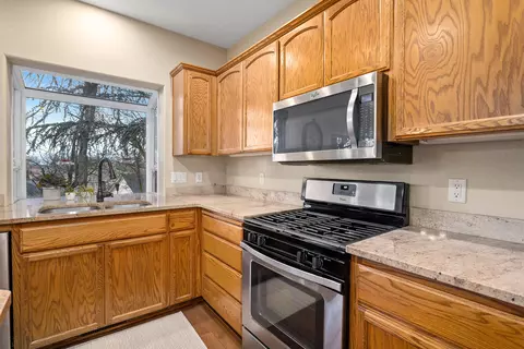 Kitchen - 531 Ridgeway Ave, Central Point, OR 97502 photo 4 of 6