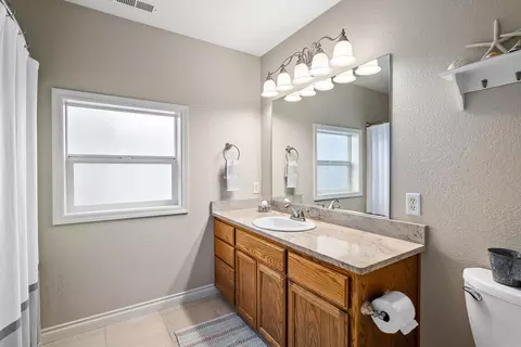 Bath - 531 Ridgeway Ave, Central Point, OR 97502 photo 4 of 5