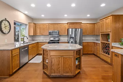 Kitchen - 531 Ridgeway Ave, Central Point, OR 97502 photo 2 of 6