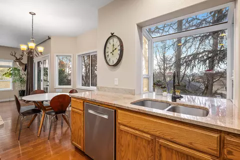 Dining - 531 Ridgeway Ave, Central Point, OR 97502 photo 2 of 2