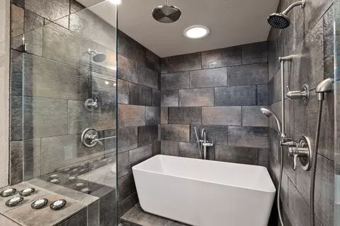 Bath - 531 Ridgeway Ave, Central Point, OR 97502 photo 2 of 5