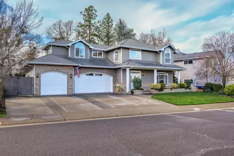 Exterior - 531 Ridgeway Ave, Central Point, OR 97502 photo 6 of 14