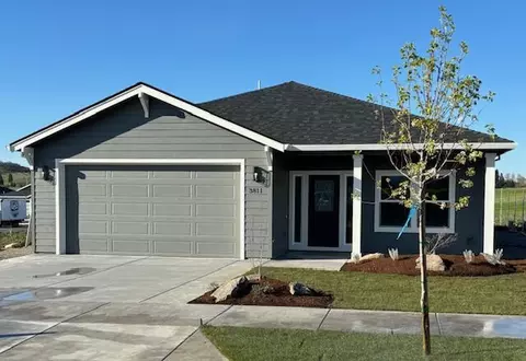 3811 Durst St, Medford, OR 97504
