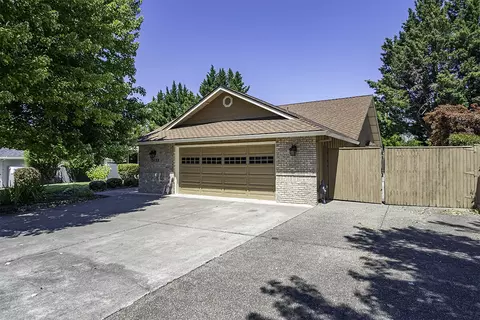 2453 Greenridge Dr, Medford, OR 97504