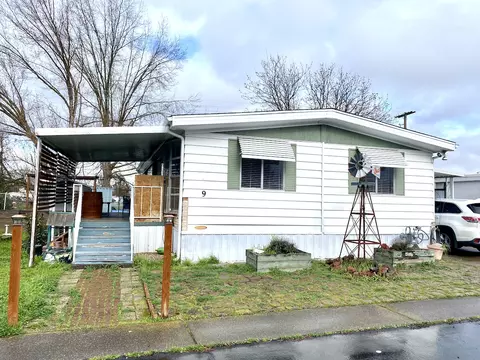 301 Freeman Rd #9, Central Point, OR 97502