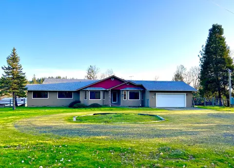 5525 Tunnel Loop Rd, Grants Pass, OR 97526