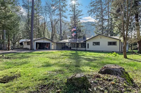 190 Whispering Pines Ln, Grants Pass, OR 97527