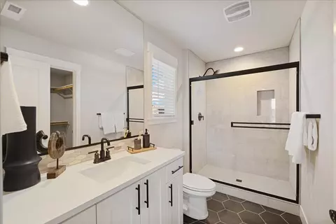 Bath - 1226 Stonegate Dr #329, Eagle Point, OR 97524 photo 4 of 5